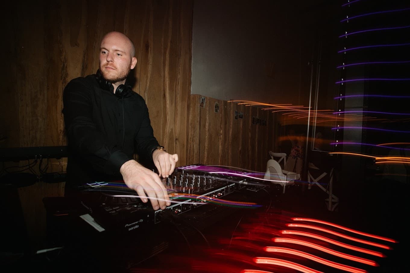 DJ Daniel Daub beim Mixen mit atmosphärischen Lichteffekten