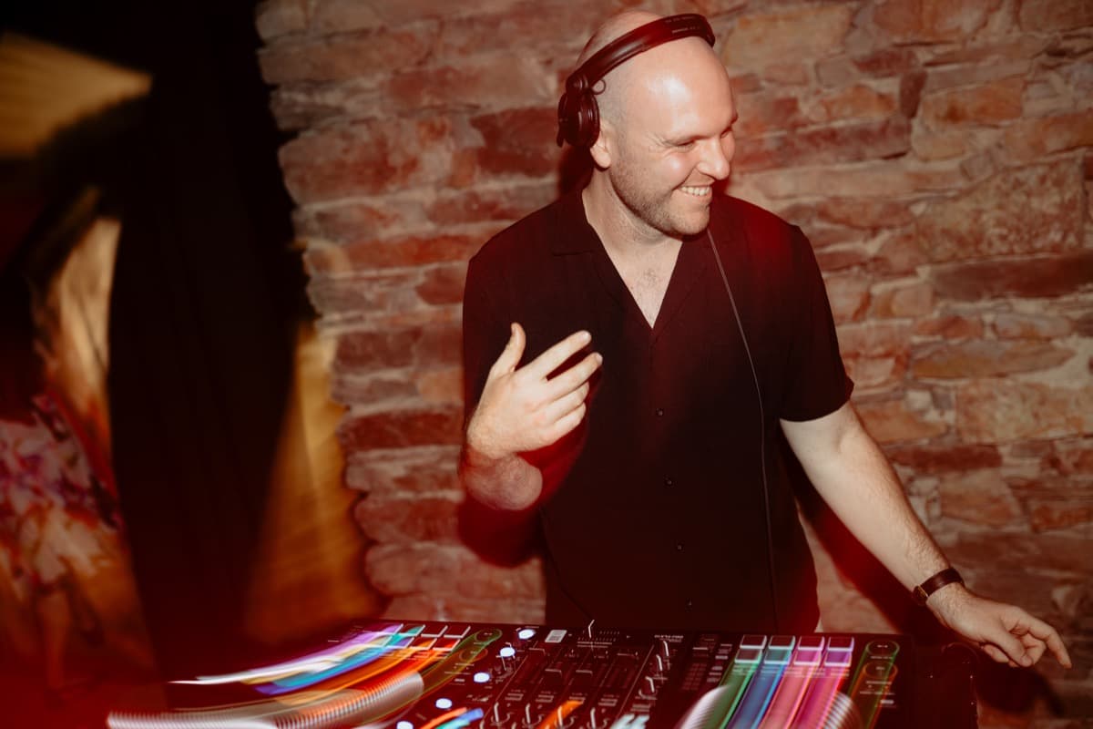DJ Daniel Daub am Mischpult bei einer Party