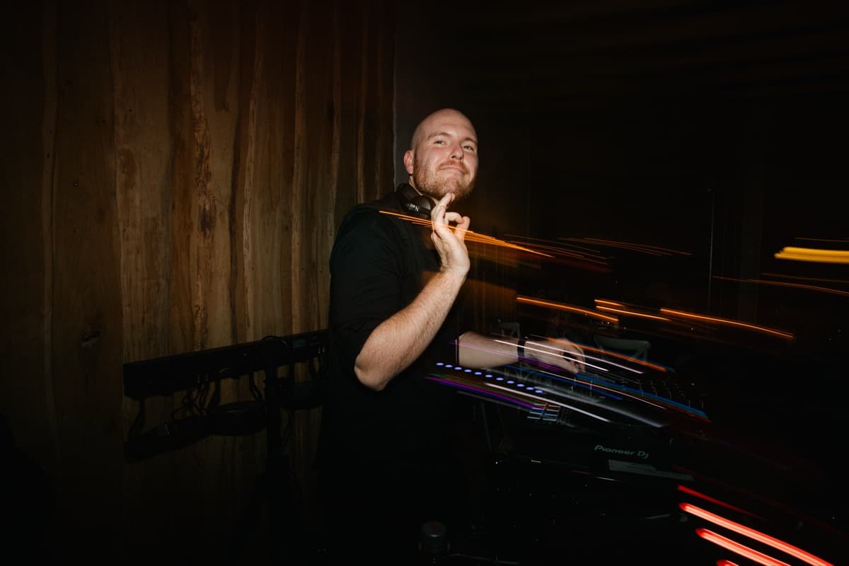 DJ Daniel Daub Porträt mit Lichteffekten